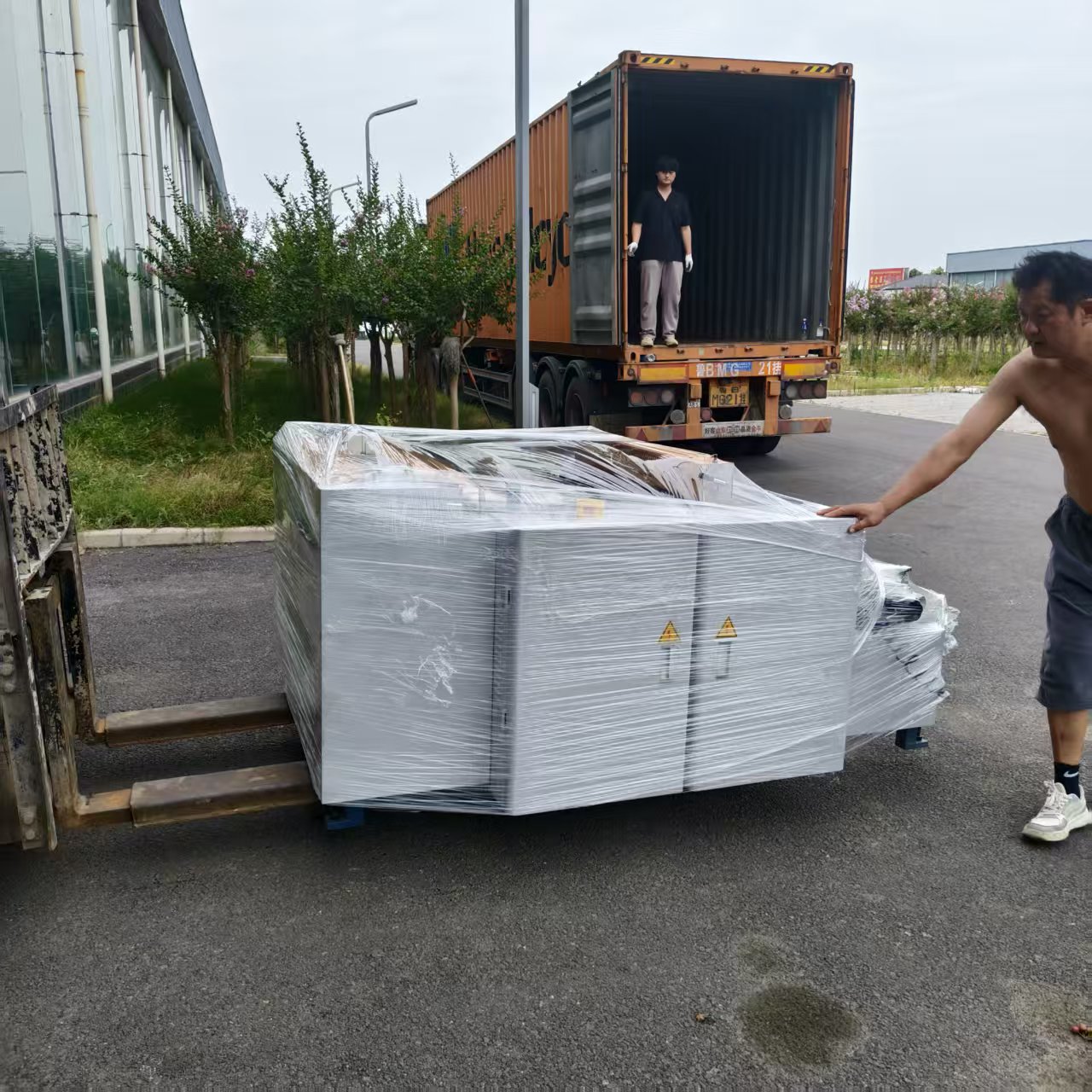 Shipment Of Cutting Machine And Raw Materials Shipment Of Cutting Machine And Raw Materials