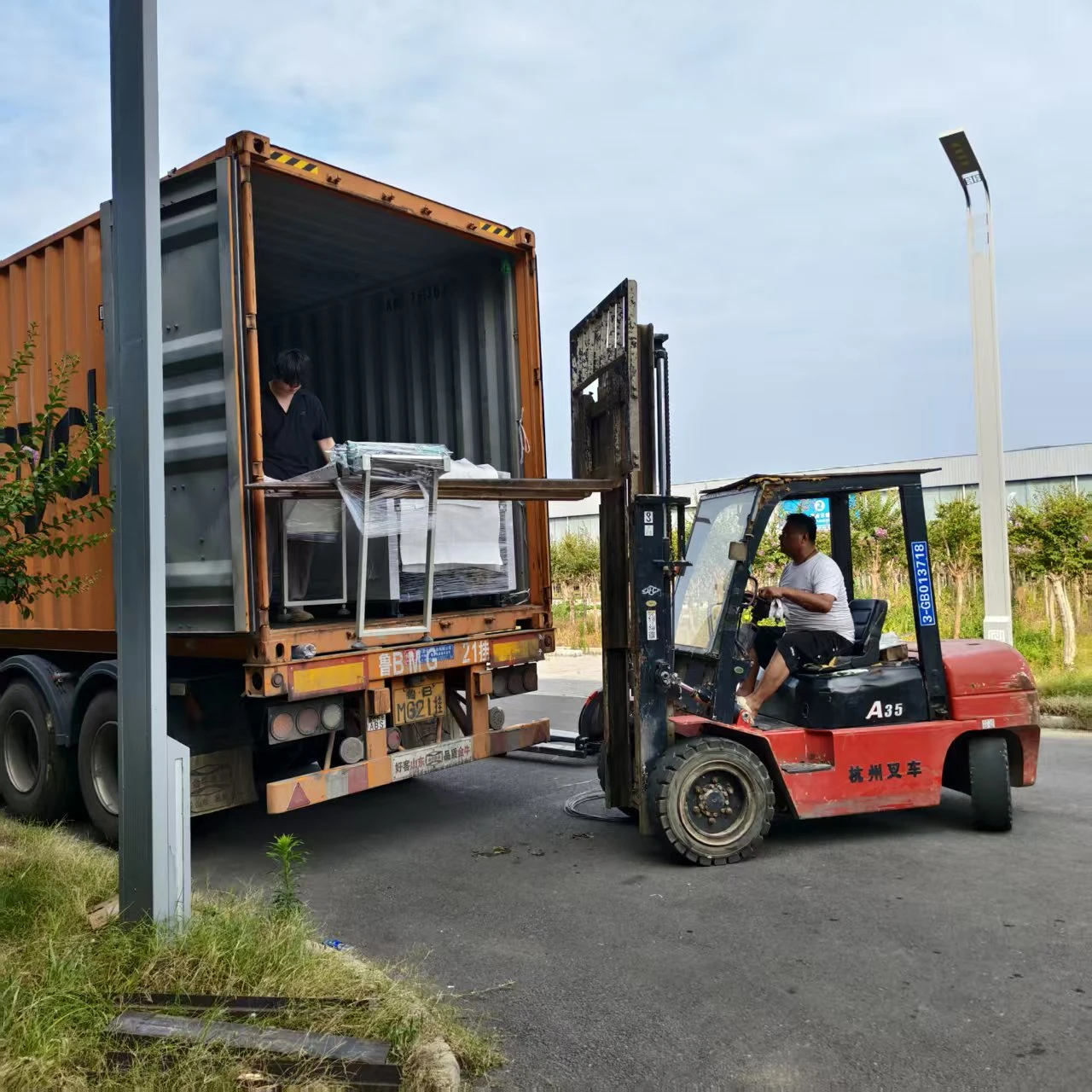 Shipment Of Cutting Machine And Raw Materials Shipment Of Cutting Machine And Raw Materials